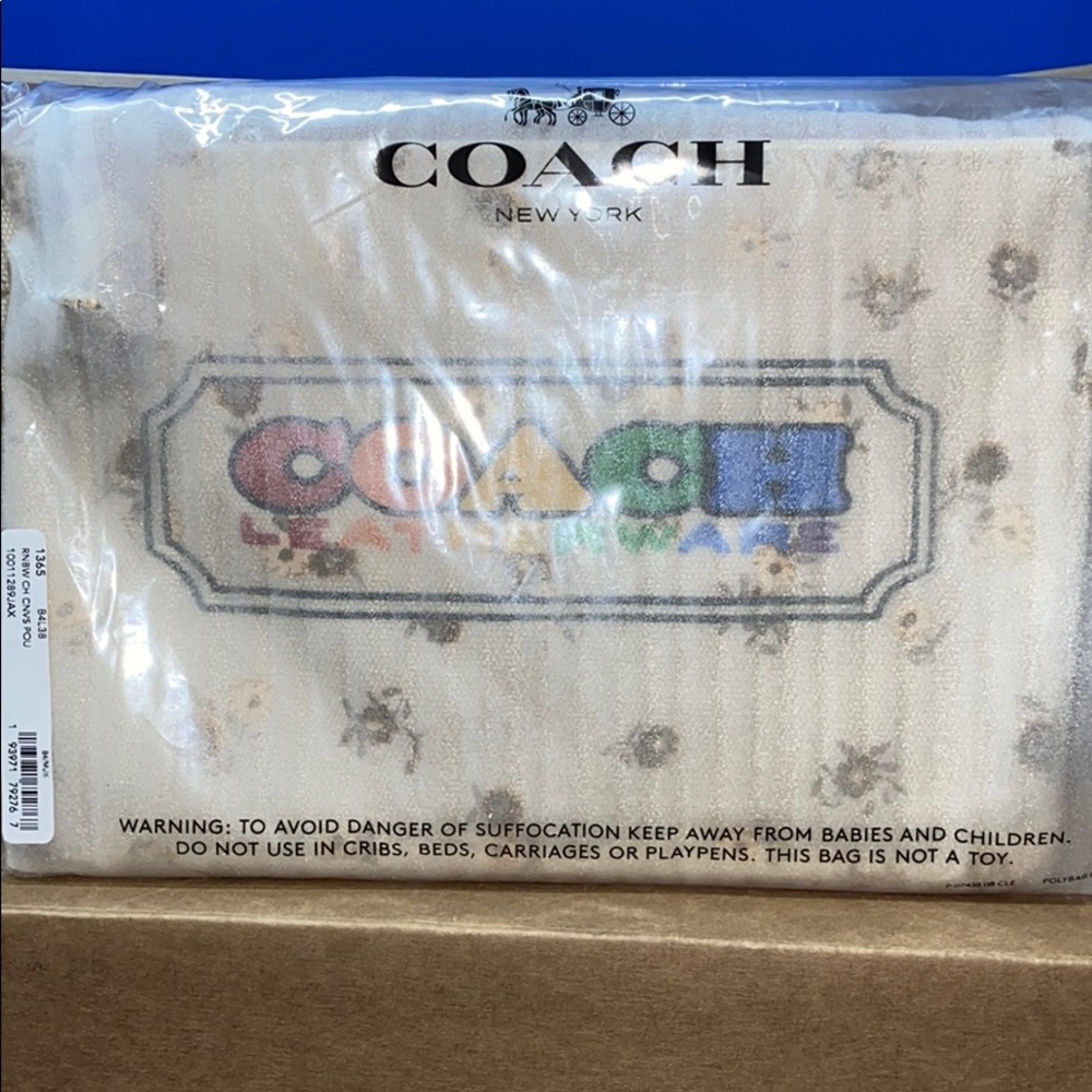 Coach Turnlock pouch 26 with rainbow coach badge - Picture 4 of 5